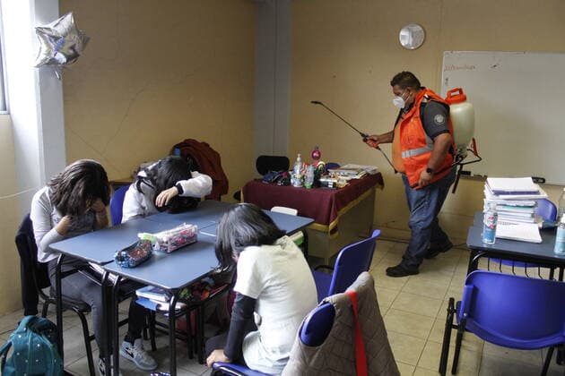 Mexiko, Einsatz von Desinfektionsspray in einem Grundschul-Klassenzimmer in Mexiko-Stadt June 21, 2022, Mexico City, Mexico City, Mexico: June 21, 2022, Mexico City, Mexico: Civil Protection workers spread disinfectant inside class rooms of a primary school to avoid new Covid-19 infections after an increase of Covid cases. on June 21, 2022 in Mexico City, Mexico. Mexico City Mexico - ZUMAe321 20220621_zia_e321_026 Copyright: xAngelxMoralesxRizox xEyepixxGroux
