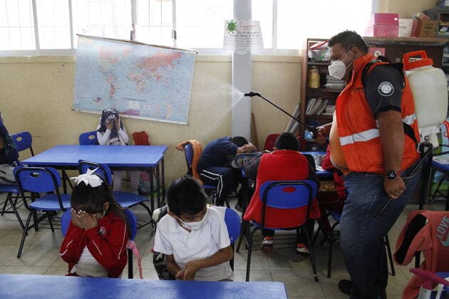 Mexiko, Einsatz von Desinfektionsspray in einem Grundschul-Klassenzimmer in Mexiko-Stadt June 21, 2022, Mexico City, Mexico City, Mexico: June 21, 2022, Mexico City, Mexico: Civil Protection workers spread disinfectant inside class rooms of a primary school to avoid new Covid-19 infections after an increase of Covid cases. on June 21, 2022 in Mexico City, Mexico. Mexico City Mexico - ZUMAe321 20220621_zia_e321_032 Copyright: xAngelxMoralesxRizox xEyepixxGroux