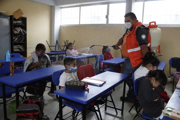 Mexiko, Einsatz von Desinfektionsspray in einem Grundschul-Klassenzimmer in Mexiko-Stadt June 21, 2022, Mexico City, Mexico City, Mexico: June 21, 2022, Mexico City, Mexico: Civil Protection workers spread disinfectant inside class rooms of a primary school to avoid new Covid-19 infections after an increase of Covid cases. on June 21, 2022 in Mexico City, Mexico. Mexico City Mexico - ZUMAe321 20220621_zia_e321_035 Copyright: xAngelxMoralesxRizox xEyepixxGroux