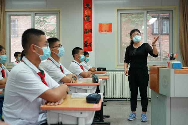News Bilder des Tages (220627) -- BEIJING, June 27, 2022 -- A teacher gives a class at Pinggu No.5 Middle School in Beijing, capital of China, June 27, 2022. Beijing s primary and middle school students returned to campus on Monday after over 50 days of remote education due to a local COVID-19 resurgence. Students in the first two years of junior high and senior high schools, or grades 7, 8, 10 and 11, as well as those in primary schools, resumed in-person classes. Education for students in grades 9 and 12 concluded earlier. ) CHINA-BEIJING-SCHOOL REOPENING (CN) RenxChao