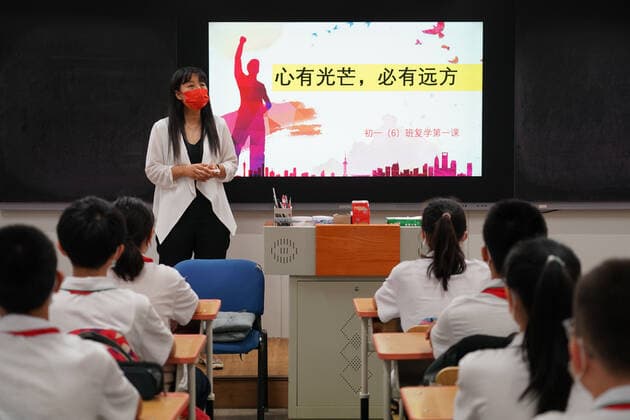 (220627) -- BEIJING, June 27, 2022 -- A teacher gives a class at Pinggu No.5 Middle School in Beijing, capital of China, June 27, 2022. Beijing s primary and middle school students returned to campus on Monday after over 50 days of remote education due to a local COVID-19 resurgence. Students in the first two years of junior high and senior high schools, or grades 7, 8, 10 and 11, as well as those in primary schools, resumed in-person classes. Education for students in grades 9 and 12 concluded earlier. ) CHINA-BEIJING-SCHOOL REOPENING (CN) RenxChao