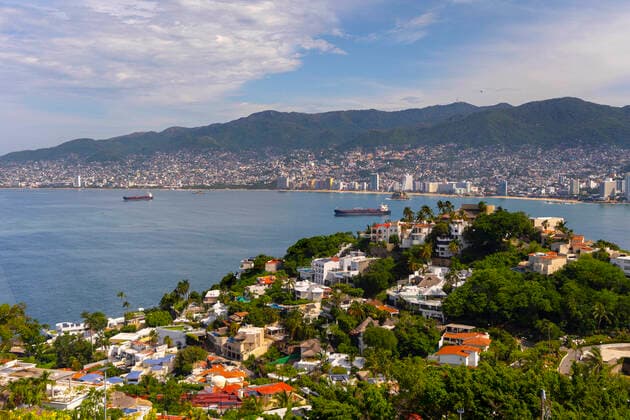 Acapulco, Mexico July 5, 2022 - View of the Acapulco bay. Acapulco is located in the southwest of Mexico, in the state of Guerrero, and is a famous tourist destination worldwide. It is the closest beach to the Mexican capital. BAIE DE ACAPULCO, OCEAN PACIFIQUE, LITTORAL, ILLUSTRATION, PANORAMA, STATION BALNEAIRE MEXICAINE, MEXIQUE, VOYAGE, PARADISIAQUE, VUE DE ACAPULCO, TOURISME, SITE TOURISTIQUE, EVASION, VACANCES, CARTE POSTALE, GUERRERO, BRISAS DIAMANTE, LUXE, VILLAS, IMMOBILIER, MAISONS, RICHES, RICHESSE, LOCATIONS DE VACANCES Copyright: xVincentxIsorex