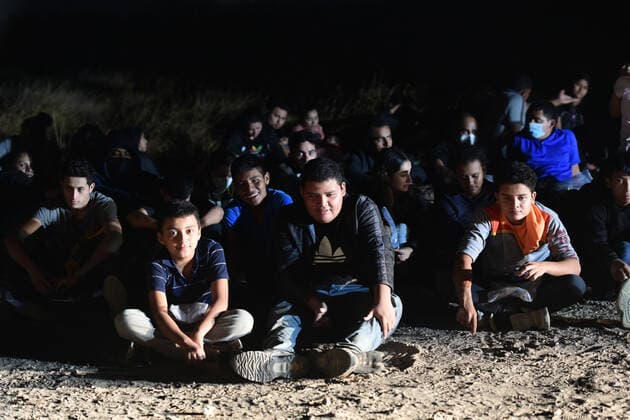 Rio Grande, Geflüchtete an der Grenze zwischen den USA und Mexiko July 19, 2022, Roma, Texas, United States: More then 120 undocumented migrants, mostly from Nicaragua, were arrested by the Border Patrol after crossing illegaly the Rio Grande in Roma Texas on Monday, during a week when a local U.S. border official said more than 13,000 migrants had been apprehended in the area. As the Biden administrationâ€⠢s effort to end Trump-era policies that turned away millions of asylum seekers remains stalled, large numbers of migrants continue to cross near Eagle Pass. More than 75 migrants have died during the journey in the last six months. Roma United States - ZUMAl113 20220719_zap_l113_005 Copyright: xMiguelxJuarezxLugox