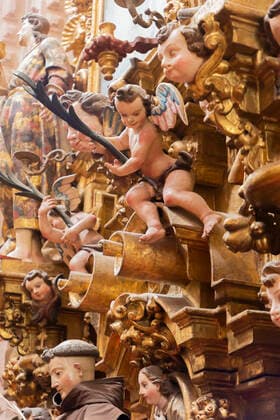 Taxco, Mexico July 16, 2022 - Churrigueresque Baroque style decorations cover the interior of the Santa Prisca of Taxco Cathedral. The city of Taxco, founded in 1528 following the discovery of silver mines, is classified among the Pueblos Magicos (Magical Towns) thanks to the unity of its colonial architecture. TAXCO, MEXIQUE, ETAT DE GUERRERO, DESTINATION DE VOYAGE, TOURISME, PUEBLO MAGICO, AMERIQUE LATINE, ILLUSTRATION, GENERIQUE, ARCHITECTURE, VILLE COLONIALE, SITE TOURISTIQUE, CULTURE MEXICAINE, PATRIMOINE, QUARTIER HISTORIQUE, VISITER, EVASION, Copyright: xVincentxIsorex