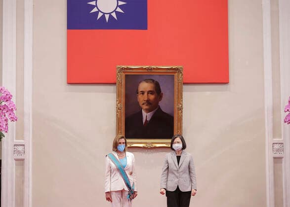 August 3, 2022, Taipei, Taiwan, Republic of China: Taiwan President Tsai Ing-wen, right, and U.S. Speaker of the House Nancy Pelosi, stand together under the image of Chinese leader Chiang Kai-shek at the presidential office, August 3, 2022 in Taipei, Taiwan. Pelosi is leading a delegation of congressional leaders in a visit that has angered China. Taipei Republic of China - ZUMAp138 20220803_zaa_p138_012 Copyright: xChienxChih-Hung TaiwanxPresidentx