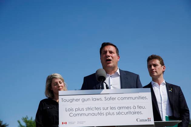 Kanada, Pressekonferenz in Toronto zu neuem Waffengesetz August 5, 2022, TORONTO, ON, CANADA: Miinister of Public Safety, Marco Mendicino, speaks alongside minister of Foreign Affairs Melanie Joly, left, and MP Yvan Baker, during a press conference announcing new gun control laws, in Toronto, Friday, Aug. 5, 2022. TORONTO CANADA - ZUMAc35_ 20220805_zaf_c35_023 Copyright: xColexBurstonx