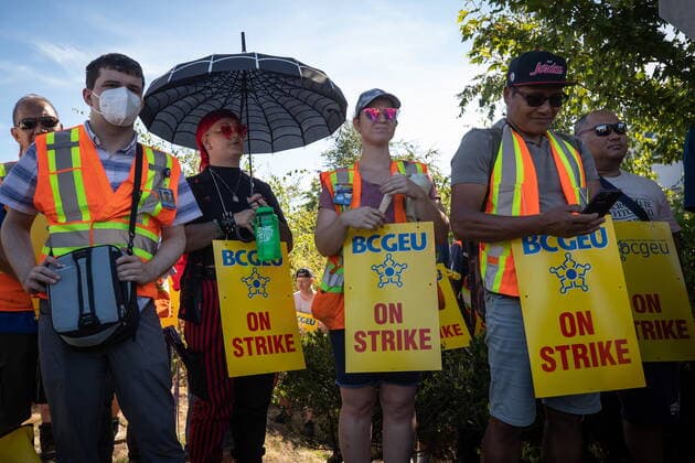 August 15, 2022, DELTA, BC, CANADA: Members of the British Columbia General Employees Union picket outside a B.C. Liquor Distribution Branch facility, in Delta, B.C., on Monday, August 15, 2022. The BCGEU, which represents approximately 33,000 public-service workers across B.C., issued strike notice last Friday. DELTA CANADA - ZUMAc35_ 20220815_zaf_c35_061 Copyright: xDarrylxDyckx