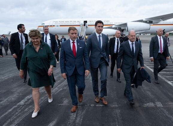 August 23, 2022, Stephenville, NFLD, Canada: Liberal MP for Long Range Mountains Gudie Hutchings,left to right, Newfoundland and Labrador Premier Andrew Furey, Canadian Prime Minister Justin Trudeau and German Chancellor Olaf Scholz speak as they arrive on Tuesday, August 23, 2022 in Stephenville, Newfoundland and Labrador. Stephenville Canada - ZUMAc35_ 20220823_zaf_c35_064 Copyright: xAdrianxWyldx