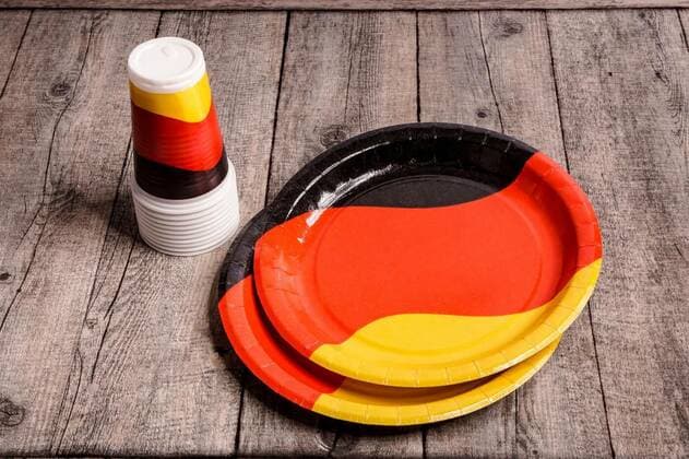 Disposable tableware in the colors black, red, gold, Disposable tableware in the colors black, red, gold, Disposable tableware in the colors black, red, gold, 20.10.2021, Copyright: xBumannUx Panthermedia30831429.jpg