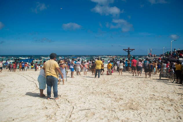 August 28, 2022, Sisal, Yucatan, Mexico: August 28, 2022, Sisal, Mexico: Believers take part during the mass as part of annual celebration of the Black Christ. on the last Sunday of August in the port of Sisal, a mass is held to the Black Christ at the beginning of the day, a procession is carried out by the sea with the belief that when walking it blesses the season and more octopus comes out. Custodians load the Black Christ to place it on their boat. on August 28, 2022 in Sisal, Mexico. Sisal Mexico - ZUMAe321 20220828_zia_e321_035 Copyright: xMarianaxGutierrez xEyepixxGroupx