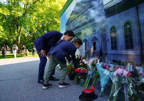 September 10, 2022, Ottawa, ON, CANADA: Prime Minister Justin Trudeau and son Hadrien place flowers for Queen Elizabeth II as they arrive to a ceremony to proclaim the accession of the new Sovereign, King Charles III, at Rideau Hall, in Ottawa, Saturday, Sept. 10, 2022. Queen Elizabeth II, Britain s longest-reigning monarch, died Thursday after 70 years on the throne. She was 96. Ottawa CANADA - ZUMAc35_ 20220910_zaf_c35_035 Copyright: xSeanxKilpatrickx