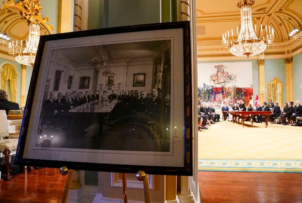 September 10, 2022, Ottawa, ON, CAN: A picture of Queen Elizabeth II at Rideau Hall is displayed while Prime Minister Justin Trudeau, Governor General Mary Simon and Cabinet members take part in a ceremony at the same table to proclaim the accession of the new Sovereign, King Charles III, at Rideau Hall, in Ottawa, Saturday, Sept. 10, 2022. Ottawa CAN - ZUMAc35_ 20220910_zaf_c35_039 Copyright: xSeanxKilpatrickx