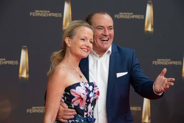 Wolfram KONS, presenter, with wife Alexa, red carpet, red carpet show, arrival, arrival, German Television Award, German Television Award 2022, German Television Award 2022 in Cologne, on 14 09 2022