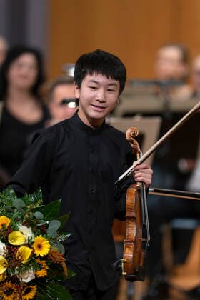 01 10 2022, International Classical Festival Festival of Nations 2022 at the Kurhaus Bad Wörishofen in Unterallgäu, Cellissimo with Mischa Maisky, violoncello, Christian Li, violin Award of the Prix Young Artis of the Year, Karel Mark Chichon, conductor, JanaÄek Philharmonic Orchestra 01 10 2022, Classical Festival Bad Wörishofen 01 10 2022, Classical Festiva