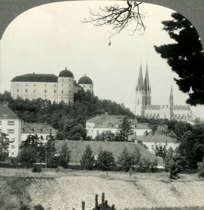 RECORD DATE NOT STATED The Slott and Cathedral, a Striking Skyline View of the University Town of Upsala, Sweden , c1930s. Creator: Unknown. Copyright:xcurso,exterior,aoxarxlivre,skyline,edifício,arquitetura,artes,Sweden,Escandinávia,carcaça,Sueco,Escandinavo,livro,vista,castelo,medieval,spire,fortifications,fortification,rooftop,rooftops,telhado,Gothic,Renascimento,posição,século,Vista,thirties,literatura,conceito,B&W,nordic,atraçãoxtourist,CaracterísticaxArchitectural,Dia,cinematography,pretox&xbranco,pretoxexbranco,medieval,1930s,IdadesxMédias,20oxséculo,stereoscope,DécimoxterceiroxSéculo,1óxséculo,historic,tourism,ThexPrintxCollector,photograph,Unknown,Uppsala,TourxofxthexWorld,KeystonexViewxCompany,UppsalaxCastlex IMAGO ,2752771 ! ACHTUNG: AUFNAHMEDATUM G Copyright:curso,exterior,aoxarxlivre,skyline,edifício,arquitetura,artes,Sweden,Escandinávia,carcaça,Sueco,Escandinavo,livro,vista,castelo,medieval,spire,fortifications,fortification,rooftop,rooftops,t