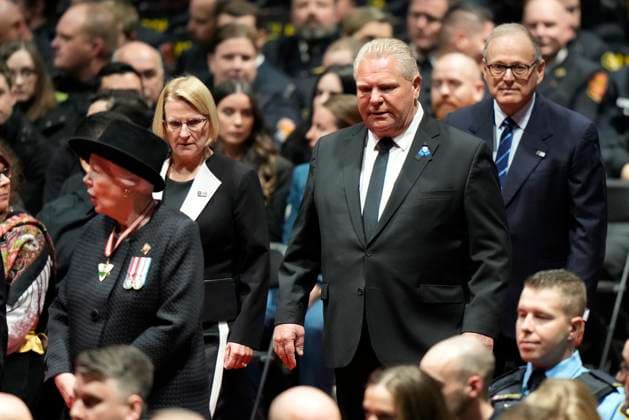Kanada, Trauerfeier für erschossenen Polizisten Grzegorz Greg Pierzchala in Barrie, Ontario January 4, 2023, Barrie, ON, CANADA: Ontario Premier Doug Ford, Deputy Premier and Health Minister Sylvia Jones, (second left) and Lt.-Gov. Elizabeth Dowdeswell (left) arrive for the funeral service of OPP Const. Grzegorz (Greg) Pierzchala in Barrie, Ont., Wednesday, Jan.4, 2023. Barrie CANADA - ZUMAc35_ 20230104_zaf_c35_009 Copyright: xFrankxGunnx