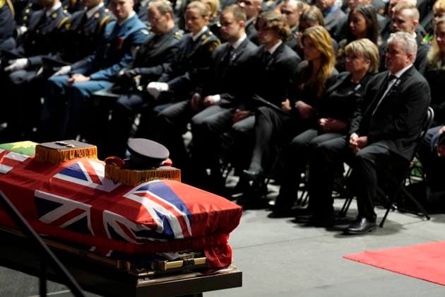 Kanada, Trauerfeier für erschossenen Polizisten Grzegorz Greg Pierzchala in Barrie, Ontario January 4, 2023, Barrie, ON, CANADA: The parents (right) and family members of OPP Const. Grzegorz (Greg) Pierzchala sit behind his casket during his funeral service in Barrie, Ont., Wednesday, Jan.4, 2023. Barrie CANADA - ZUMAc35_ 20230104_zaf_c35_017 Copyright: xFrankxGunnx