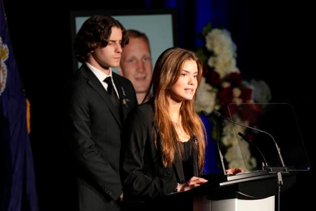 Kanada, Trauerfeier für erschossenen Polizisten Grzegorz Greg Pierzchala in Barrie, Ontario January 4, 2023, Barrie, ON, CANADA: Justyna Pierzchala, sister of OPP Const. Grzegorz (Greg) Pierzchala, speaks during his funeral service in Barrie, Ont., Wednesday, Jan.4, 2023 as her brother Michal Pierzchala looks on. Barrie CANADA - ZUMAc35_ 20230104_zaf_c35_022 Copyright: xFrankxGunnx