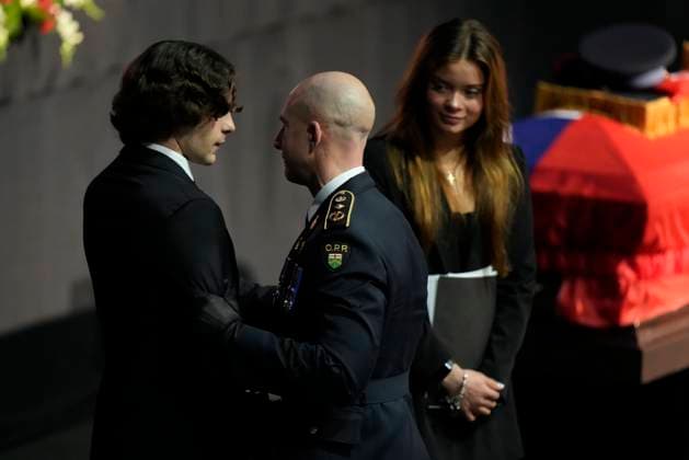 Kanada, Trauerfeier für erschossenen Polizisten Grzegorz Greg Pierzchala in Barrie, Ontario January 4, 2023, Barrie, ON, CANADA: OPP commissioner Thomas Carrique greets Michal Pierzchala, brother of OPP Const. Grzegorz (Greg) Pierzchala, as sister Justyna looks on during Const. Pierzchala s funeral service in Barrie, Ont., Wednesday, Jan.4, 2023. Barrie CANADA - ZUMAc35_ 20230104_zaf_c35_028 Copyright: xFrankxGunnx
