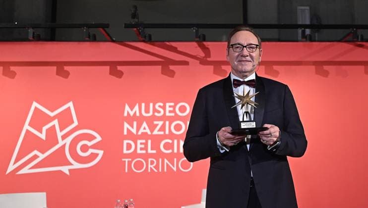 Kevin Spacey erhält den Stella della Mole Award in Turin January 16, 2023, TURIN, Italia: American actor Kevin Spacey receives Turin Cinema Museum s Stella della Mole Award, in Turin, Italy, 16 January 2023. Kevin Spacey, engulfed by the MeToo wave with one case won but others ongoing on gay molestation charges, told ANSA in Turin that he lived each day as it came and had not hidden away in a cave. I live my life each day, I go to the restaurant, I meet people, I drive, I play tennis, I ve always met generous, genuine and compassionate people, said the 63-year-old American Beauty Oscar winner. ANSA ALESSANDRO DI MARCO TURIN Italia - ZUMAa110 20230116_zaf_a110_035 Copyright: xAlessandroxDixMarcox
