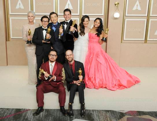 Daniel Kwan, Jonathan Wang, Daniel Scheinert, Jamie Lee Curtis, James Hong, Ke Huy Quan, Michelle Yeoh, Stephanie Hsu in the press room for 95th Academy Awards - Photo Room, Dolby Theatre, Los Angeles, CA March 12, 2023. Photo By: Elizabeth Goodenough/Everett Collection in the press room for 95th Academy Awards - Photo Room, Dolby Theatre, Los Angeles, CA March 12, 2023. Photo By: Elizabeth Goodenough/Everett Collection PUBLICATIONXNOTxINxCANxCHNxFRAxITAxJPNxNORxPOLxRUSxESPxUKxUSA