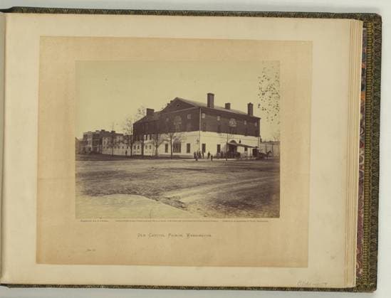 RECORD DATE NOT STATED Old Capitol Prison, Washington negative by Wm. R. Pywell, positive by A. Gardner.. Illus. in: Gardner s photographic sketch book of the war Alexander Gardner. Washington, D.C. : Philp & Solomons, c1866 , v. 2, no. 90, Copyright by A. Gardner, Title from item. Old Capitol Prison (Washington, D.C.), 1860-1870, Prisons, Washington (D.C.), 1860-1870, United States, History, Civil War, 1861-1865, Detention facilities, Washington (D.C.). Copyright: xpiemagsx civwarpietiff12032023-8751 !ACHTUNG AUFNAHMEDATUM GESCHÄTZT!