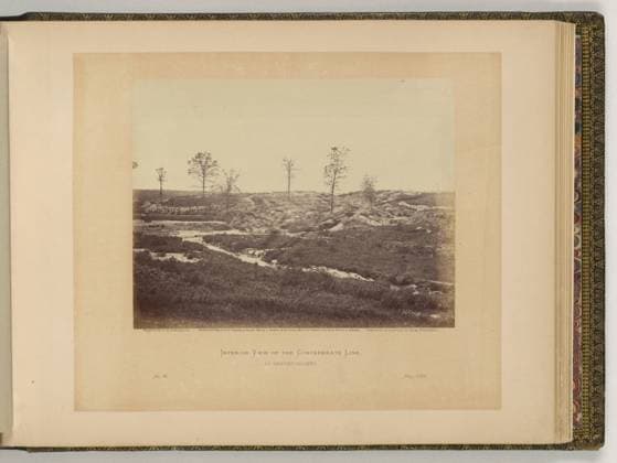 RECORD DATE NOT STATED Interior view of the Confederate line, at Gracie s Salient negative by T.H. O Sullivan, positive by A. Gardner.. Illus. in: Gardner s photographic sketch book of the war Alexander Gardner. Washington, D.C. : Philp & Solomons, c1866 , v. 2, no. 86, Copyright by A. Gardner, Title from item. Barricades, Virginia, Petersburg, 1860-1870, Petersburg (Va.), History, Siege, 1864-1865, United States, History, Civil War, 1861-1865, Military tactics, Confederate. Copyright: xpiemagsx civwarpietiff12032023-8747 !ACHTUNG AUFNAHMEDATUM GESCHÄTZT!