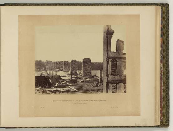 RECORD DATE NOT STATED Ruins of Petersburg and Richmond railroad bridge, across the James. Illus. in: Gardner s photographic sketch book of the war Alexander Gardner. Washington, D.C. : Philp & Solomons, c1866 , v. 2, no. 88, Copyright by A. Gardner, Title from item. Bridges, Virginia, Richmond, 1860-1870, War damage, Virginia, Richmond, 1860-1870, Rivers, Virginia, Richmond, 1860-1870, James River (Va.), 1860-1870, United States, History, Civil War, 1861-1865, Destruction & pillage, Union, United States, History, Civil War, 1861-1865, Transportation. Copyright: xpiemagsx civwarpietiff12032023-8749 !ACHTUNG AUFNAHMEDATUM GESCHÄTZT!