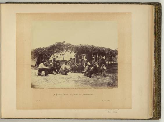 RECORD DATE NOT STATED A fancy group, in front of Petersburg negative by David Knox, positive by A. Gardner.. Illus. in: Gardner s photographic sketch book of the war Alexander Gardner. Washington, D.C. : Philp & Solomons, c1866 , v. 2, no. 76, Copyright by A. Gardner, Title from item. United States, Army of the Potomac, 1860-1870, Cockfighting, Virginia, 1860-1870, United States, History, Civil War, 1861-1865, Military personnel, United States, History, Civil War, 1861-1865, Military life, United States, History, Civil War, 1861-1865, African Americans. Copyright: xpiemagsx civwarpietiff12032023-8739 !ACHTUNG AUFNAHMEDATUM GESCHÄTZT!