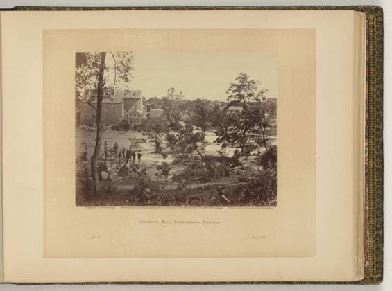 RECORD DATE NOT STATED Johnson s Mill, Petersburg, Virginia negative by T.H. O Sullivan, positive by A. Gardner.. Illus. in: Gardner s photographic sketch book of the war Alexander Gardner. Washington, D.C. : Philp & Solomons, c1866 , v. 2, no. 80, Copyright by A. Gardner, Title from item. United States, Army of the Potomac, 1860-1870, Mills, Virginia, Petersburg, 1860-1870, Appomattox River (Va.), 1860-1870, United States, History, Civil War, 1861-1865, Military personnel. Copyright: xpiemagsx civwarpietiff12032023-8743 !ACHTUNG AUFNAHMEDATUM GESCHÄTZT!
