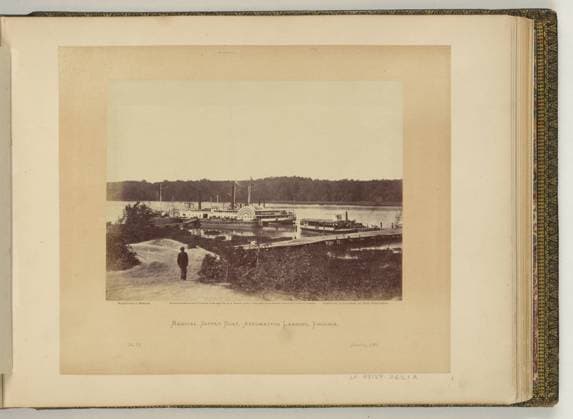 RECORD DATE NOT STATED Medical supply boat, Appomattox Landing, Virginia negative by J. Reekie, positive by A. Gardner.. Illus. in: Gardner s photographic sketch book of the war Alexander Gardner. Washington, D.C. : Philp & Solomons, c1866 , v. 2, no. 72, Copyright by A. Gardner, Title from item. Side wheelers, Virginia, Appomattox River, 1860-1870, Piers & wharves, Virginia, Appomattox River, 1860-1870, United States, History, Civil War, 1861-1865, Transportation, United States, History, Civil War, 1861-1865, Equipment & supplies. Copyright: xpiemagsx civwarpietiff12032023-8735 !ACHTUNG AUFNAHMEDATUM GESCHÄTZT!