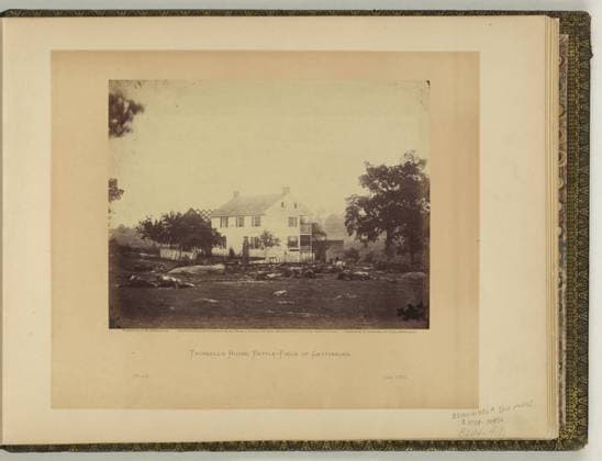 RECORD DATE NOT STATED Trossell s House, battle-field of Gettysburg negative by T.H. O Sullivan. positive by A. Gardner.. Illus. in: Gardner s photographic sketch book of the war Alexander Gardner. Washington, D.C. : Philp & Solomons, c1866 , v. 1, no. 42, Copyright by A. Gardner, Title from item. War damage, Pennsylvania, Gettysburg, 1860-1870, Gettysburg, Battle of, Gettysburg, Pa, 1863 , United States, History, Civil War, 1861-1865, Animals, United States, History, Civil War, 1861-1865, Destruction & pillage. Copyright: xpiemagsx civwarpietiff12032023-8708 !ACHTUNG AUFNAHMEDATUM GESCHÄTZT!