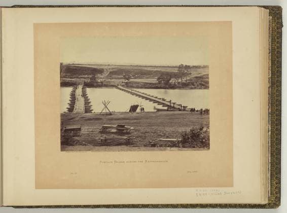 RECORD DATE NOT STATED Pontoon bridge across the Rappahannock negative by T.H. O Sullivan; positive by A. Gardner.. Illus. in: Gardner s photographic sketch book of the war Alexander Gardner. Washington, D.C. : Philp & Solomons, c1866 , v. 1, no. 32, Copyright by A. Gardner, Though the photograph was dated May 1863, it was actually taken in June 1863. Correction provided by John Kelley, Title from item. United States, Army of the Potomac, 1860-1870, Pontoon bridges, Virginia, Fredericksburg, 1860-1870, Fredericksburg, Battle of, Fredericksburg, Va, 1862 , Rappahannock River (Va.), 1860-1870, United States, History, Civil War, 1861-1865, Transportation. Copyright: xpiemagsx civwarpietiff12032023-8701 !ACHTUNG AUFNAHMEDATUM GESCHÄTZT!