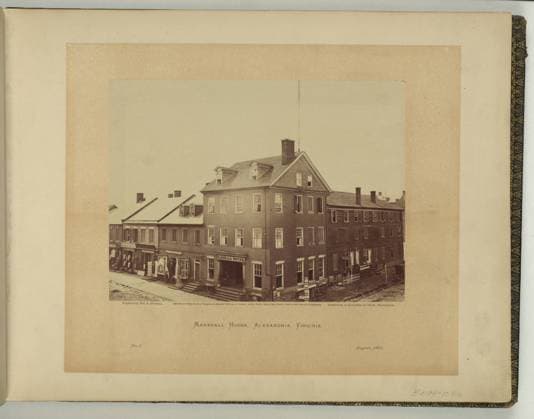 RECORD DATE NOT STATED Marshall House, Alexandria, Virginia negative by Wm. R. Pywell ; positive by A Gardner.. Illus. in: Gardner s photographic sketch book of the war Alexander Gardner. Washington, D.C. : Philp & Solomons, c1866 , v. 1, no. 1, Copyright by A. Gardner, Title from item. Marshall House (Hotel : Alexandria, Va.), 1860-1870, Hotels, Virginia, Alexandria, 1860-1870, United States, History, Civil War, 1861-1865. Copyright: xpiemagsx civwarpietiff12032023-8685 !ACHTUNG AUFNAHMEDATUM GESCHÄTZT!