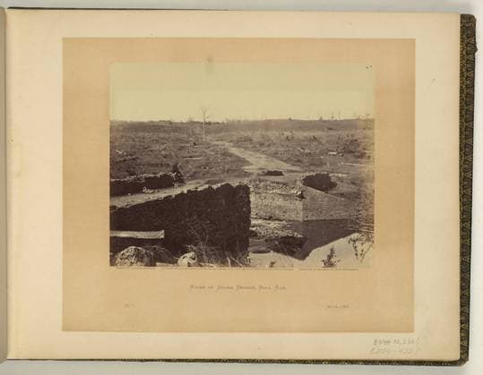 RECORD DATE NOT STATED Ruins of Stone Bridge, Bull Run negative by Barnard & Gibson ; positive by A Gardner.. Illus. in: Gardner s photographic sketch book of the war Alexander Gardner. Washington, D.C. : Philp & Solomons, c1866 , v. 1, no. 7, Copyright by A. Gardner, Title from item. Stone bridges, Virginia, Bull Run (Loudoun County-Fairfax County and Prince William County, Va.), 1860-1870, War damage, Virginia, Bull Run (Loudoun County-Fairfax County and Prince William County, Va.), 1860-1870, United States, History, Civil War, 1861-1865, Destruction & pillage. Copyright: xpiemagsx civwarpietiff12032023-8689 !ACHTUNG AUFNAHMEDATUM GESCHÄTZT!