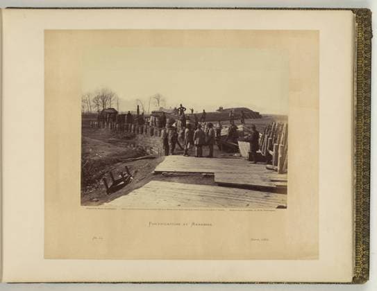 RECORD DATE NOT STATED Fortifications at Manassas negative by Barnard & Gibson ; positive by A. Gardner.. Illus. in: Gardner s photographic sketch book of the war Alexander Gardner. Washington, D.C. : Philp & Solomons, c1866 , v. 1, no. 11, Copyright by A. Gardner, Title from item. Barrels, Virginia, Manassas, 1860-1870, Barricades, Virginia, Manassas, 1860-1870, United States, History, Civil War, 1861-1865, Military facilities. Copyright: xpiemagsx civwarpietiff12032023-8693 !ACHTUNG AUFNAHMEDATUM GESCHÄTZT!