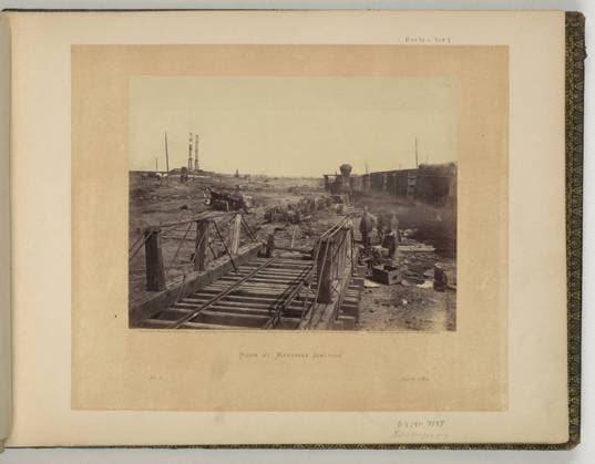 RECORD DATE NOT STATED Ruins at Manassas Junction negative by Barnard & Gibson ; positive by A Gardner.. Illus. in: Gardner s photographic sketch book of the war Alexander Gardner. Washington, D.C. : Philp & Solomons, c1866 , v. 1, no. 9, Copyright by A. Gardner, Title from item. Turntables (Railroads), Virginia, Manassas, 1860-1870, Railroad stations, Virginia, Manassas, 1860-1870, War damage, Virginia, Manassas, 1860-1870, United States, History, Civil War, 1861-1865, Transportation. Copyright: xpiemagsx civwarpietiff12032023-8691 !ACHTUNG AUFNAHMEDATUM GESCHÄTZT!