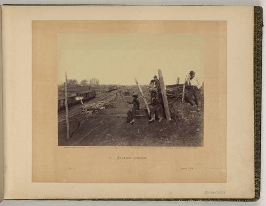 RECORD DATE NOT STATED Manassas Junction negative by Barnard & Gibson ; positive by A Gardner.. Illus. in: Gardner s photographic sketch book of the war Alexander Gardner. Washington, D.C. : Philp & Solomons, c1866 , v. 1, no. 10, Copyright by A. Gardner, Title from item. Railroad stations, Virginia, Manassas, 1860-1870, War damage, Virginia, Manassas, 1860-1870, United States, History, Civil War, 1861-1865, Transportation. Copyright: xpiemagsx civwarpietiff12032023-8692 !ACHTUNG AUFNAHMEDATUM GESCHÄTZT!