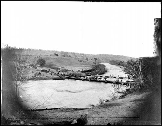 RECORD DATE NOT STATED Germanna Ford, Rapidan River, Virginia Artillery crossing pontoon bridges. Civil war photographs, 1861-1865 , Selected Civil War Photographs, 1861-1865. United States, History, Civil War, 1861-1865, Transportation, Wilderness, Battle of the, Va, 1864, Pontoon bridges, United States, Virginia, Germanna Ford. Copyright: xpiemagsx civwarpietiff12032023-18244 !ACHTUNG AUFNAHMEDATUM GESCHÄTZT!