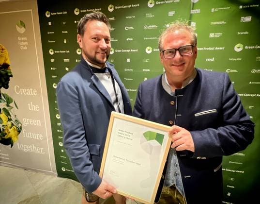 26.03.2023; Berlin, Deutschland, Europa, Welt Verleihung der Green Future Club Nachhaltigkeitspreise: Der Green Concept Award und der Green Product Award wurden ins Leben gerufen, um Produkte, Konzepte und Dienstleistungen auszuzeichnen, die in den Bereichen Nachhaltigkeit, Innovation und Design überzeugen. Start-ups und gegründete Unternehmen konnten sich für den Green Product Award bewerben, während der Green Concept Award visionäre Konzepte von Studenten und Absolventen prämierte. Insgesamt wurden in 14 Kategorien Preise vergeben, darunter Architektur & Tiny Houses, Mode, Mobilität und Sport. Auszeichnung für Almdorfbau aus Österreich für das Projekt Turracher Höhe. Im Bild: Mario Müller und Wolfgang Jonas von Almdorf Bauträ