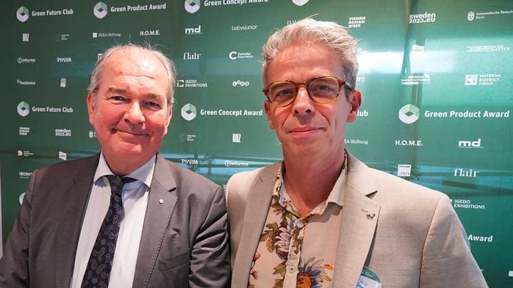 26.03.2023; Berlin, Deutschland, Europa, Welt Per Thöresson - schwedischer Botschafter in der Bundesrepublik Deutschland und Green Future Club Geschäftsführer Nils Bader - Verleihung der Green Future Club Nachhaltigkeitspreise: Der Green Concept Award und der Green Product Award wurden ins Leben gerufen, um Produkte, Konzepte und Dienstleistungen auszuzeichnen, die in den Bereichen Nachhaltigkeit, Innovation und Design überzeugen. Start-ups und gegründete Unternehmen konnten sich für den Green Product Award bewerben, während der Green Concept Award visionäre Konzepte von Studenten und Absolventen prämierte. Insgesamt wurden in 14 Kategorien Preise vergeben, darunter Architektur & Tiny Houses, Mode, Mobilität und Sport. Ort: Die No