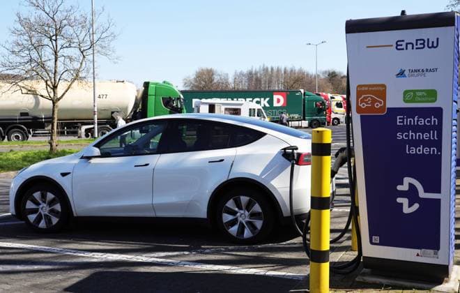 04 04 2023, Germany, NRW, electric mobility, E cars, SIXT TESLA, rental vehicle while charging, Charger, electric car, Munich license plate, parking, ENBW mobility, green electricity Hesse Germany Copyright: xD.xKerlekin SnowfieldxPhotographyx SF040423SixtD2
