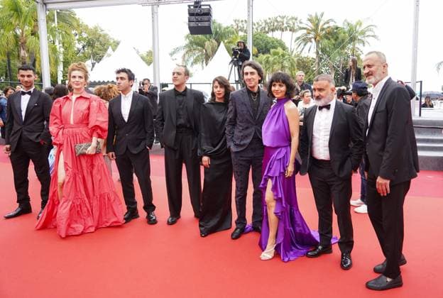 The Kuru Otlar Ustune (About Dry Grasses) Red Carpet Premiere at the 76th Edition of the Cannes Film Festival Elif Ürse, Cengiz Bozkurt, Onur Berk Arslanoglu, Nalan Kurucim, Emrah Özdemir, Münir Can Cindoruk, Yıldırım Gücük, Elit Andac Çam, and Ferhat Akgün attend the movie screening and red carpet event of Kuru Otlar Ustune (About Dry Grasses), during the 76th edition of the Cannes Film Festival on May 19 2023, in Cannes, France Cannes Palace of Festivals and Congress Cannes France Copyright: xAlexandraxFechetex A_F00248