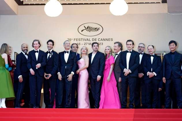 Maya Hawke, Jeffrey Wright, Wes Anderson, Adrien Brody, Tom Hanks, Alexandre Desplat, Scarlett Johansson, Damien Bonnard, Hope Davis, Bryan Cranston, Matt Dillon, Steve Carell, Fisher Stevens and Stephen Park at the premiere of the feature film Asteroid City at the Festival de Cannes 2023 76 Cannes International Film Festival at the Palais des Festivals Cannes, 23 Foto:xD.xBedrosianx xFuturexImage
