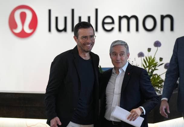 News Bilder des Tages May 25, 2023, VANCOUVER, BC, CANADA: Lululemon CEO Calvin McDonald, left, and Minister of Innovation, Science and Industry, Francois-Philippe Champagne arrive for a news conference at the company s headquarters, in Vancouver, on Thursday, May 25, 2023. The company has received a waiver from immigration rules restricting access to foreign workers as it expands its global headquarters, with plans to hire 2,600 additional workers over the next five years. VANCOUVER CANADA - ZUMAc35_ 20230525_zaf_c35_082 Copyright: xDarrylxDyckx