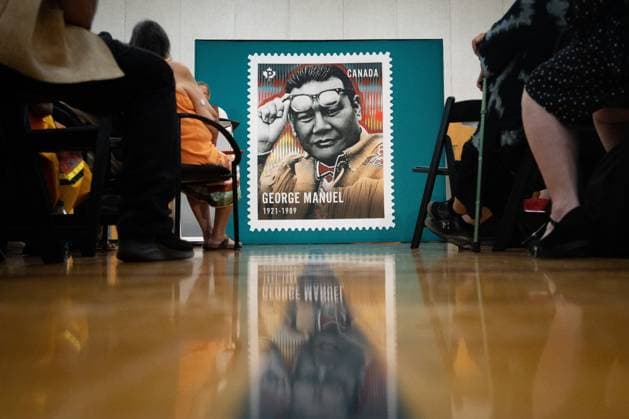 Kanada, George Manuel Jr in British Columbia mit Briefmarke geehrt June 12, 2023, NORTH VANCOUVER, BC, CANADA: A memorial Canada Post stamp for George Manuel, part of a three stamp series to pay tribute to indigenous leaders and activists, is unveiled in North Vancouver, B.C., on Monday, June 12, 2023. NORTH VANCOUVER CANADA - ZUMAc35_ 20230612_zaf_c35_067 Copyright: xEthanxCairnsx