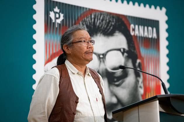 Kanada, George Manuel Jr in British Columbia mit Briefmarke geehrt June 12, 2023, NORTH VANCOUVER, BC, CANADA: George Manuel Jr., son of George Manuel speaks at the unveiling of a memorial Canada Post stamp for their father, part of a three stamp series to pay tribute to indigenous leaders and activists in North Vancouver, B.C., on Monday, June 12, 2023. NORTH VANCOUVER CANADA - ZUMAc35_ 20230612_zaf_c35_075 Copyright: xEthanxCairnsx