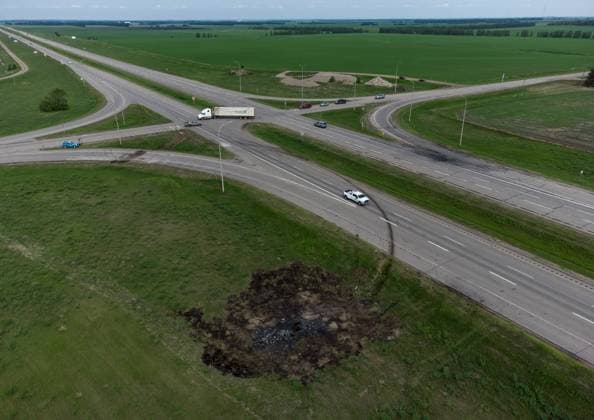 Kanada, Tote nach Bus-Unglück in Winnipeg June 16, 2023, CARBERRY, MB, CANADA: A scorched patch of ground where a bus carrying seniors ended up after colliding with a transport truck and burning on Thursday is seen on the edge of the Trans-Canada Highway where it intersects with Hwy 5, west of Winnipeg near Carberry, Man., Friday, June 16, 2023. Police said 15 people were killed and 10 more were sent to hospital. CARBERRY CANADA - ZUMAc35_ 20230616_zaf_c35_008 Copyright: xDarrylxDyckx