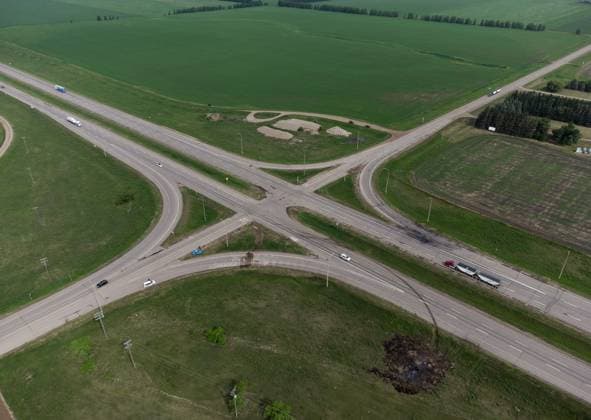 Kanada, Tote nach Bus-Unglück in Winnipeg June 16, 2023, CARBERRY, MB, CANADA: A scorched patch of ground where a bus carrying seniors ended up after colliding with a transport truck and burning on Thursday is seen on the edge of the Trans-Canada Highway where it intersects with Hwy 5, west of Winnipeg near Carberry, Man., Friday, June 16, 2023. Police said 15 people were killed and 10 more were sent to hospital. CARBERRY CANADA - ZUMAc35_ 20230616_zaf_c35_014 Copyright: xDarrylxDyckx