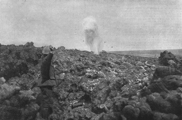 RECORD DATE NOT STATED Nos officiers et nos soldats au combat; dans la Meuse, devant Fleury, en septembre..., 1916. Creator: Unknown. Copyright:xEuropa,pa?s,Franc?s,France,arma,armas,cor,conflito,explos?o,militar,guerra,partexdianteira,posi??o,For?asxArmadas,s?culo,fotografia,soldados,soldado,primeiraxguerraxdexmundo,wartime,conceito,batalha,foto,grenadexdaxm?o,grenade,B&W,bomba,bombas,Ex?rcito,guerra,trincheira,trincheiras,publica??o,Cor,,World.war.i,WWI,campoxdexbatalha,pretox&xbranco,pretoxexbranco,B W,weaponry,for?asxarmadas,brancoxexpreto,GuerraxDexMundoxUma,20oxs?culo,ThexPrintxCollector,photograph,Unknown,L Illustration,GrandxEst,Fleury,shellxdamage,Fleury-devant-Douaumontx IMAGO ,2970382 ! ACHTUNG: AUFNAHMEDATUM GESCHÄTZT! Copyright:Europa,pa?s,Franc?s,France,arma,armas,cor,conflito,explos?o,militar,guerra,partexdianteira,posi??o,For?asxArmadas,s?culo,fotografia,soldados,soldado,primeiraxguerraxdexmundo,wartime,conceito